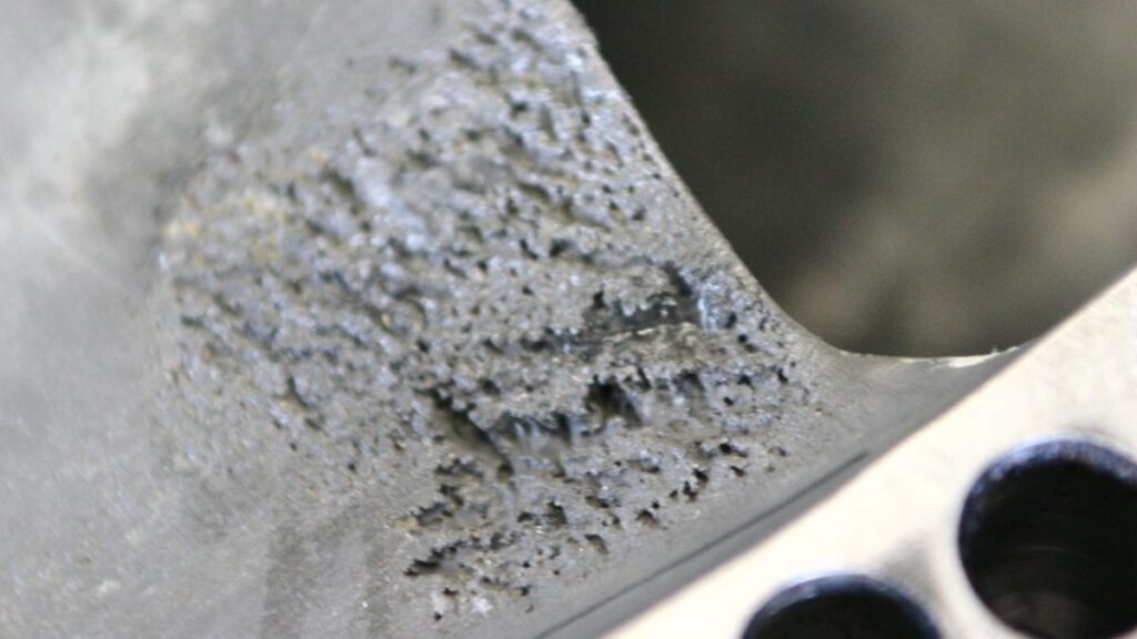 Desgaste por cavitação em pá de rotor de hidrelétrica